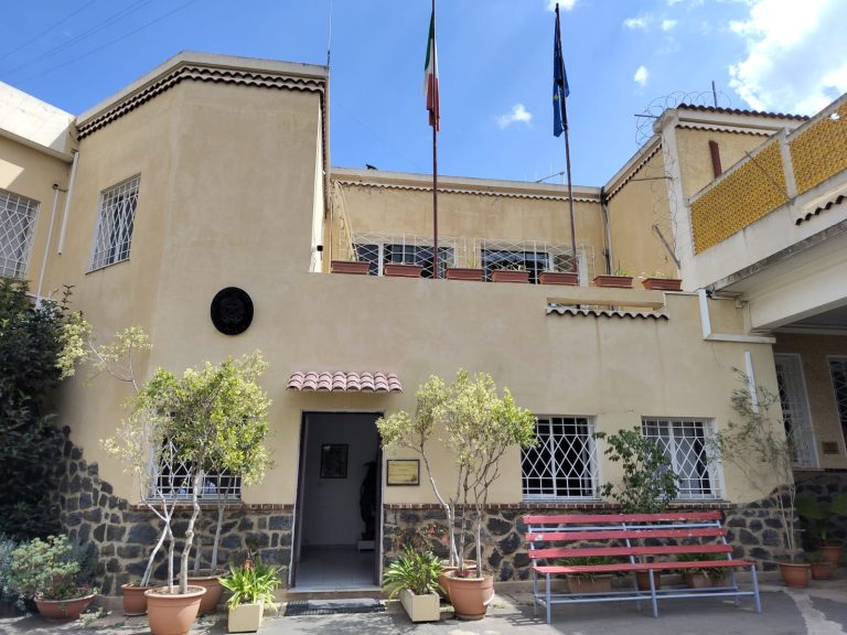 Panchina rossa nel cortile dell’Ambasciata d’Italia ad Asmara
